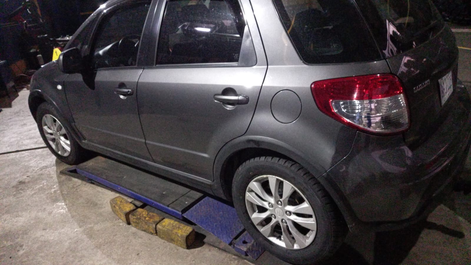 Suzuki SX4 en alineación nocturna